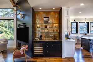 House, 4 Bedrooms | Private kitchen | Fridge, oven, coffee/tea maker, toaster