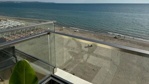 A balcony with a view of the beach and ocean. - Sea Side (Durrës)