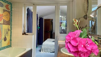 Sèche-cheveux, serviettes fournies, savon, papier toilette