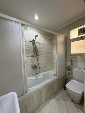 Hårføner, håndklær, såpe og toalettpapir