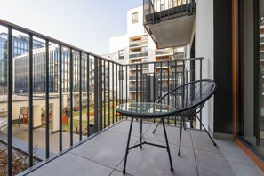 อพาร์ทเมนท์, 3 ห้องนอน, 2 ห้องน้ำ | ระเบียง