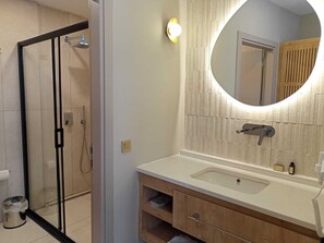 Habitación estándar doble, vistas al mar | Baño | Secador de pelo y zapatillas