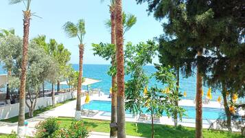 Familien-Suite, Balkon, Meerblick | Terrasse/Patio