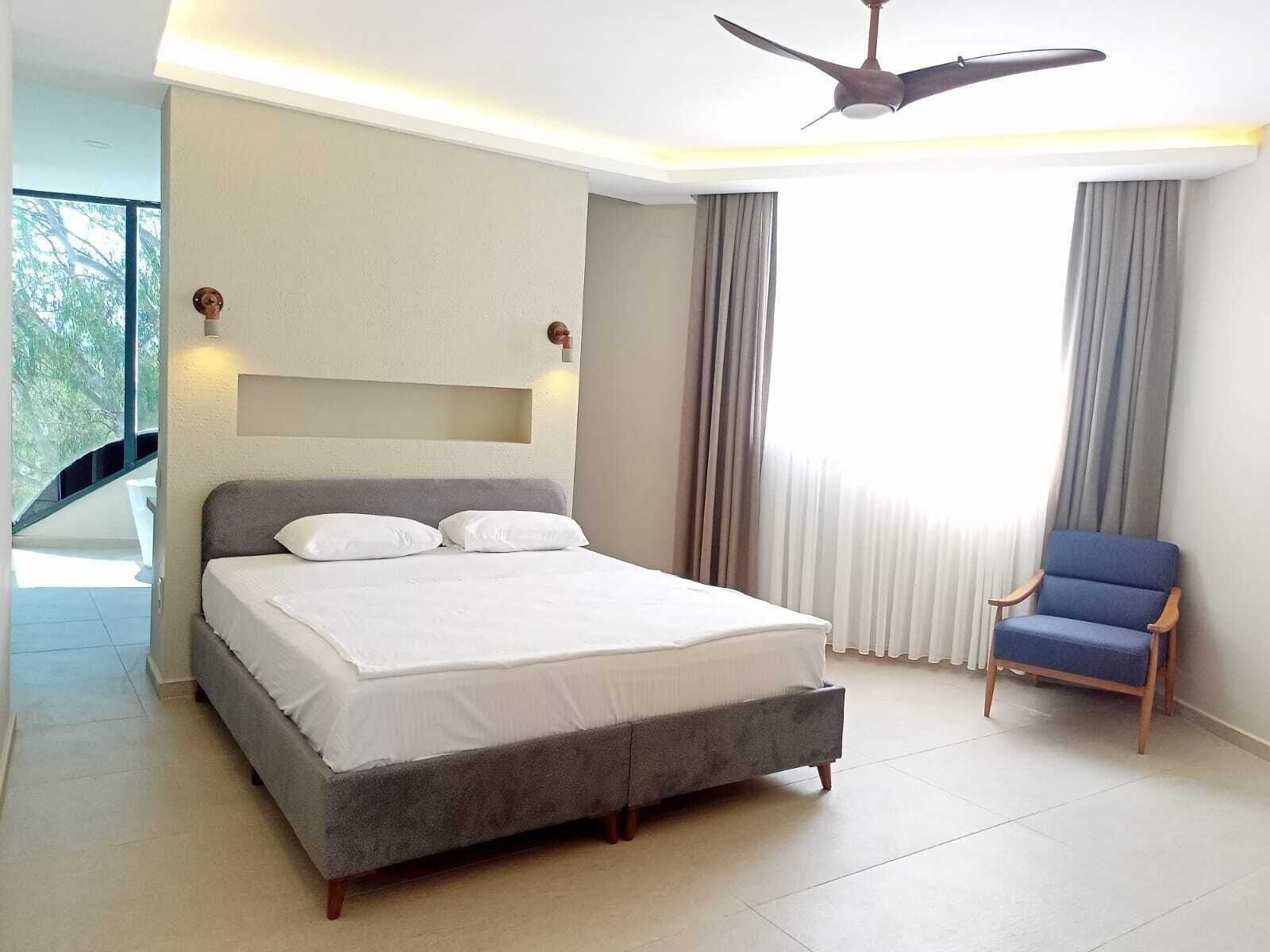 Suíte superluxo | Espaço de trabalho para notebook, roupa de cama