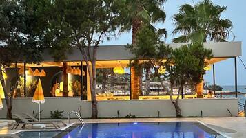 Udendørs pool, parasoller, liggestole