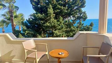 Deluxe Double Room, Balcony, Sea View | In-room dining