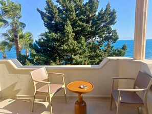 Habitación Deluxe doble, balcón, vistas al mar | Servicio de comidas en la habitación