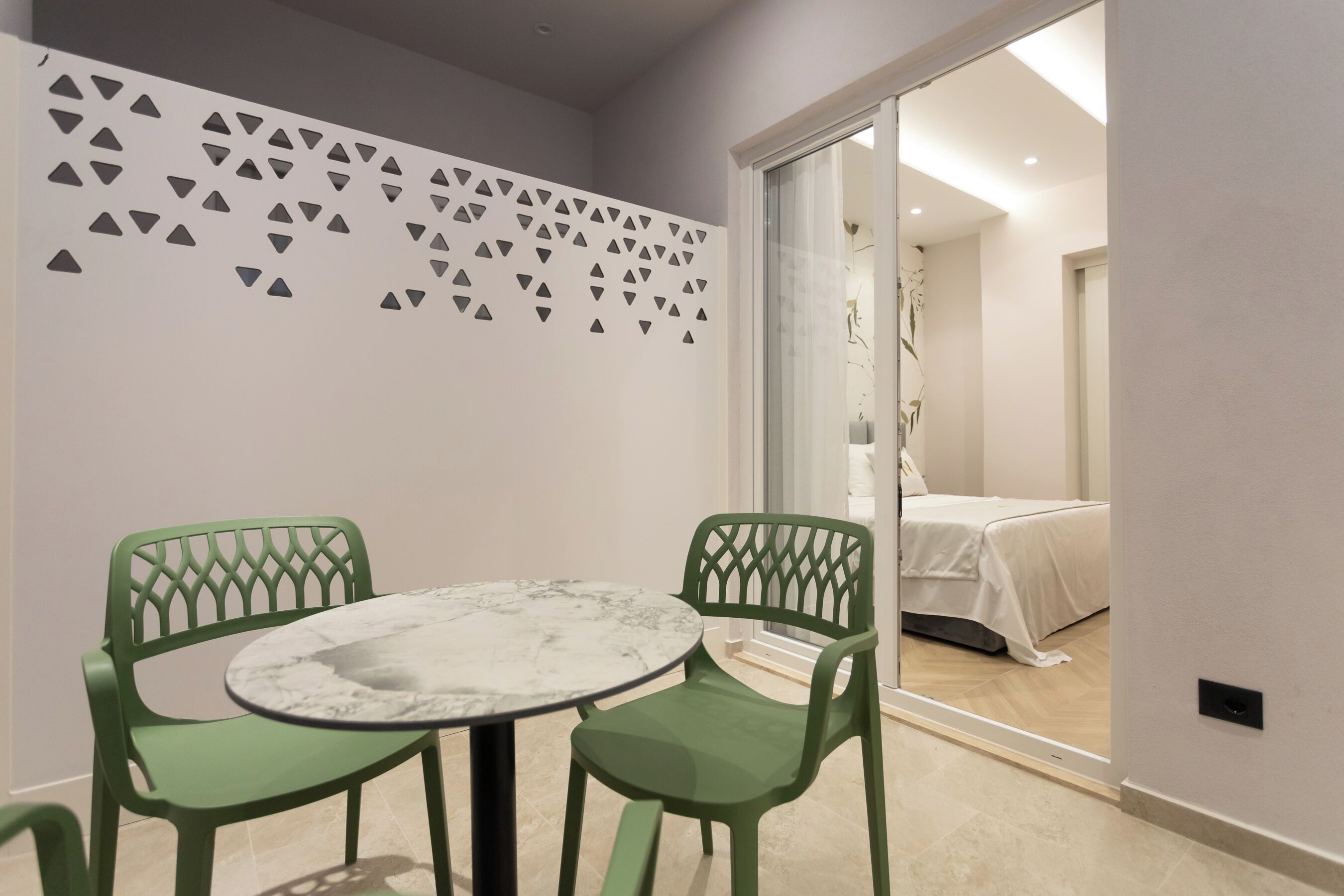 Deluxe Room | Minibar, in-room safe, desk, soundproofing