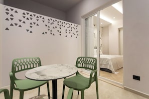 豪華客房 | 迷你吧、客房內保險箱、書桌、隔音