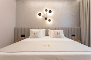 Quarto casal ou duplo conforto, sacada, vista para a cidade | Frigobar, cofres nos quartos, escrivaninha, quartos à prova de som