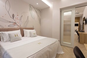 Junior Room | Minibar, in-room safe, desk, soundproofing