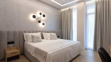 Comfort-værelse med dobbeltseng eller 2 enkeltsenge - balkon - byudsigt | Minibar, pengeskab på værelset, skrivebord, lydisolering