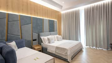 Kamar Quadruple Deluks, balkon, pemandangan kota | Minibar, brankas, meja kerja, dan kedap suara