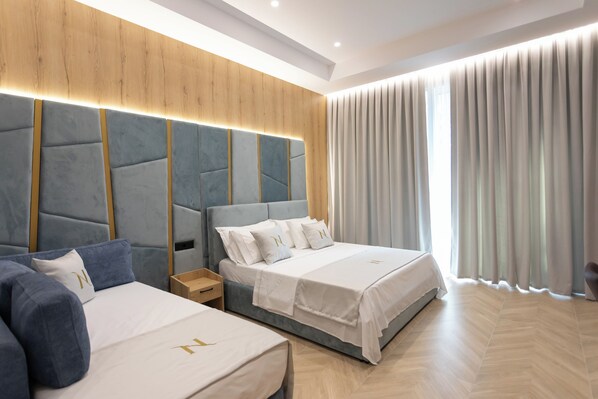 Phòng 4 Deluxe, ban công, quang cảnh thành phố | Minibar, két bảo mật tại phòng, bàn, phòng cách âm 