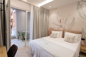 Junior Room | Minibar, in-room safe, desk, soundproofing