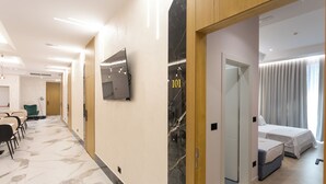 Firemannsrom – deluxe, balkong, byutsikt | Minibar, safe på rommet, skrivebord og lydisolert