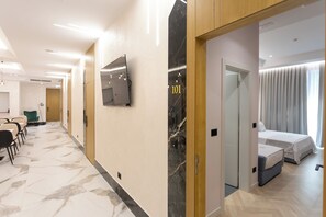 豪華四人房, 陽台, 城市景觀 | 迷你吧、客房內保險箱、書桌、隔音