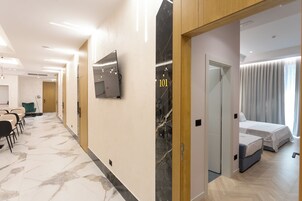 Minibar, caja de seguridad en la habitación y escritorio 