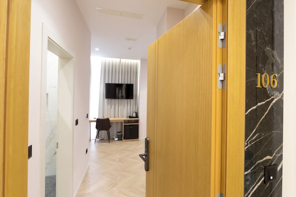 Suíte estúdio luxo, vista para a cidade | Frigobar, cofres nos quartos, escrivaninha, quartos à prova de som