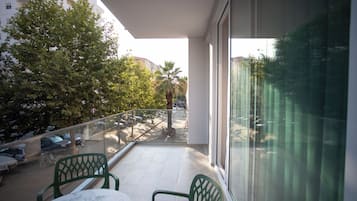 Habitación cuádruple Deluxe, balcón, vista a la ciudad | Minibar, caja de seguridad en la habitación y escritorio
