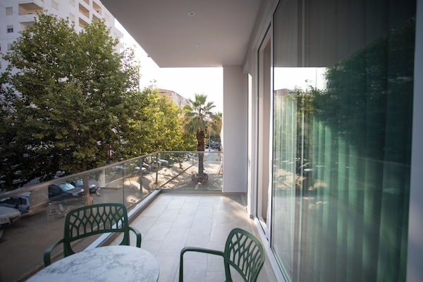 Habitación cuádruple Deluxe, balcón, vista a la ciudad | Minibar, caja de seguridad en la habitación y escritorio