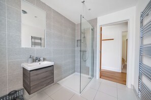 Shower, towels - The Hide sleeps 8 guests  in 4 bedrooms (Crossways)