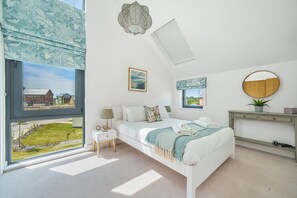 4 bedrooms, travel crib, internet, bed sheets - The Hide sleeps 8 guests  in 4 bedrooms (Crossways)