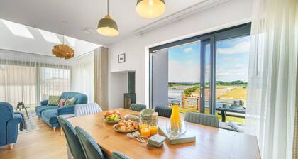 The Hide sleeps 8 guests  in 4 bedrooms