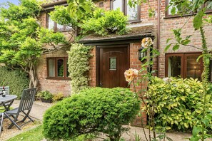 Outdoor dining - Chapel Cottage - sleeps 4 guests in 2 bedrooms (Winterborne Kingston)