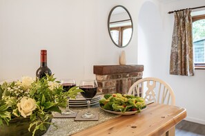 Dining - Chapel Cottage - sleeps 4 guests in 2 bedrooms (Winterborne Kingston)