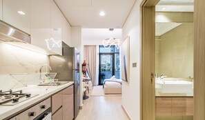 Fridge, microwave, oven, toaster - Stylish Studio in Azizi Riviera 37 Al Merkadh by Deluxe Holiday Homes (Dubai)