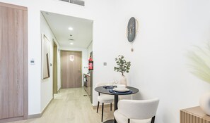 Dining - Stylish Studio in Azizi Riviera 37 Al Merkadh by Deluxe Holiday Homes (Dubai)