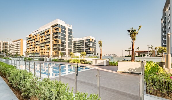 Pool - Stylish Studio in Azizi Riviera 37 Al Merkadh by Deluxe Holiday Homes (Dubai)