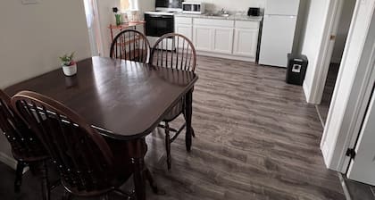 Newly renovated cosy cottage 3 minute walk to the beach.