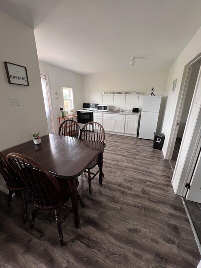 Newly renovated cosy cottage 3 minute walk to the beach. 