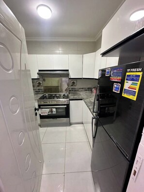 Private kitchen - Modern 3-Bedroom Apartment (Cairo Governorate)