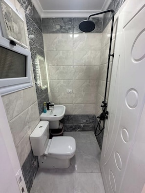 Hair dryer, towels, soap, toilet paper - Modern 3-Bedroom Apartment (Cairo Governorate)