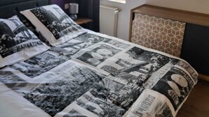 Una camera da letto con un letto, una finestra e una testiera in legno.