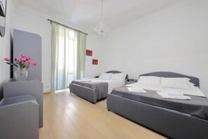 3 habitaciones, escritorio, tabla de planchar con plancha y wifi gratis