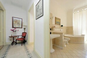 Secador de pelo, bidet, toallas, jabón