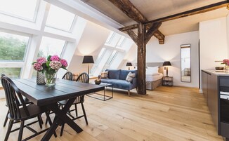 Una televisión de pantalla plana