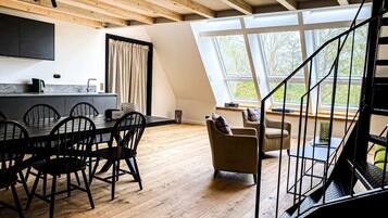 Apartamento panorámico | Zona de estar | Una televisión de pantalla plana