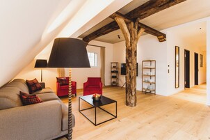 Apartamento familiar, vistas al jardín | Zona de estar | Una televisión de pantalla plana