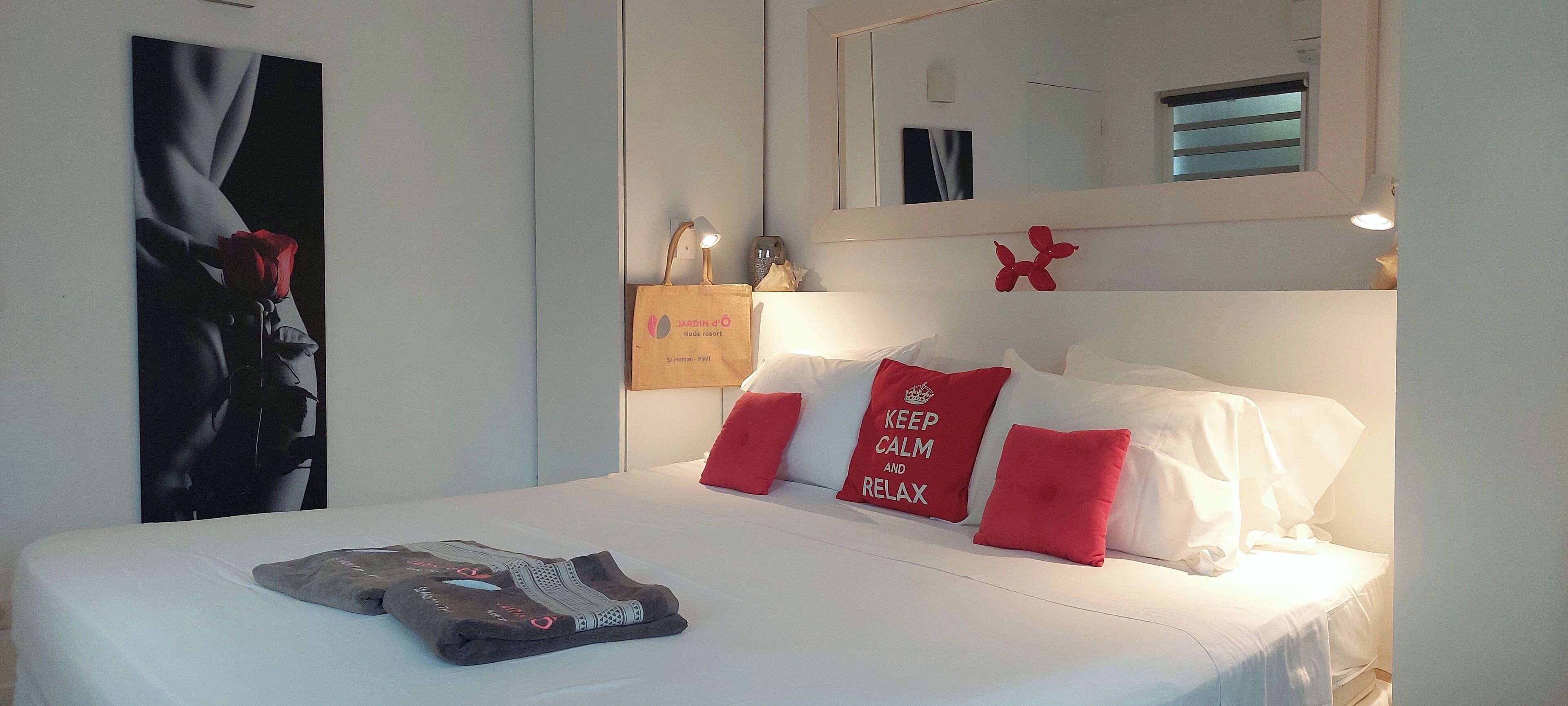 Colchones con pillow-top y caja de seguridad en la habitación 