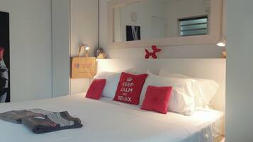 Colchones con pillow-top y caja de seguridad en la habitación