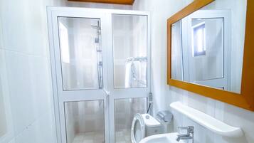 Studio Confort | Salle de bain | Douche, douche à « effet pluie », bidet