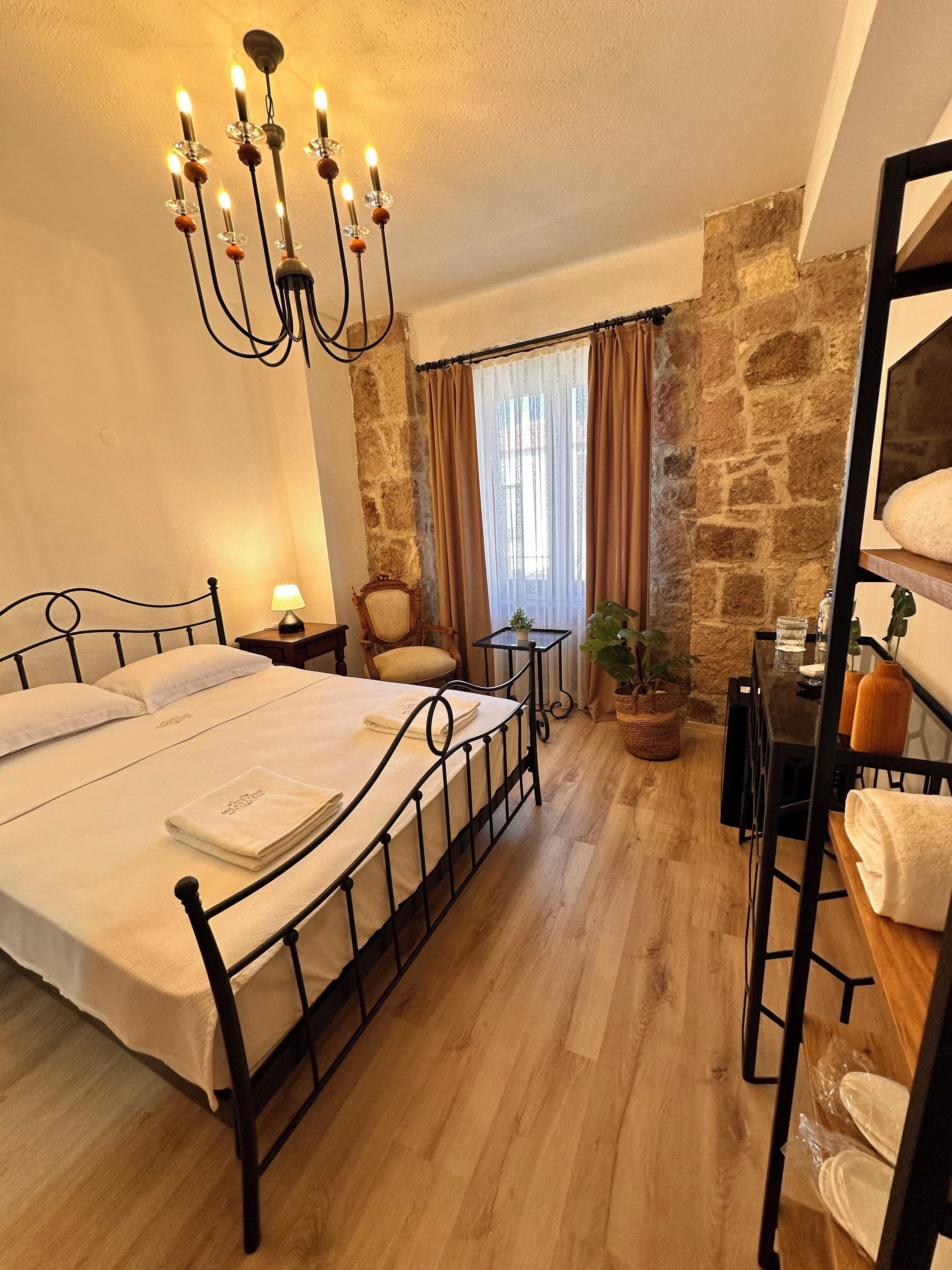 Dobbeltrom – standard, 1 queensize-seng, bakgårdsutsikt | Individuelt dekorert, skrivebord for bærbar PC og wi-fi (inkludert)