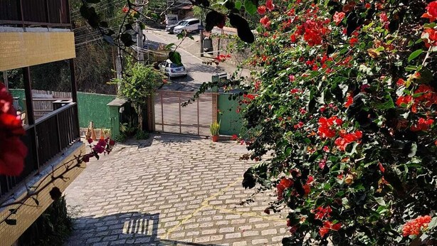 Un sentier pavé de pierres menant à un bâtiment doté d’un balcon.