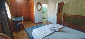 1 dormitorio, tabla de planchar con plancha, wifi y ropa de cama