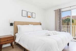 3 habitaciones, escritorio y tabla de planchar con plancha 